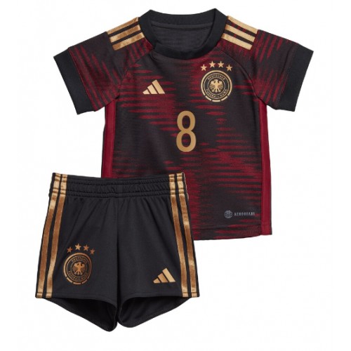 Tyskland Leon Goretzka #8 Bortedraktsett Barn VM 2022 Kortermet (+ Korte bukser) Tyskland Leon Goretzka #8 Bortedraktsett Barn VM 2022 Kortermet (+ Korte bukser)